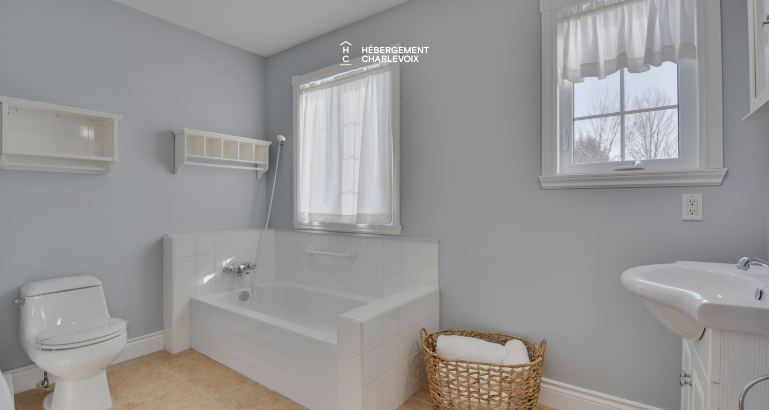 MAR-17 - Roof terrace with river view.